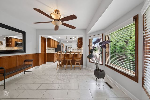 221 E Grantley Avenue, Elmhurst, IL 60126