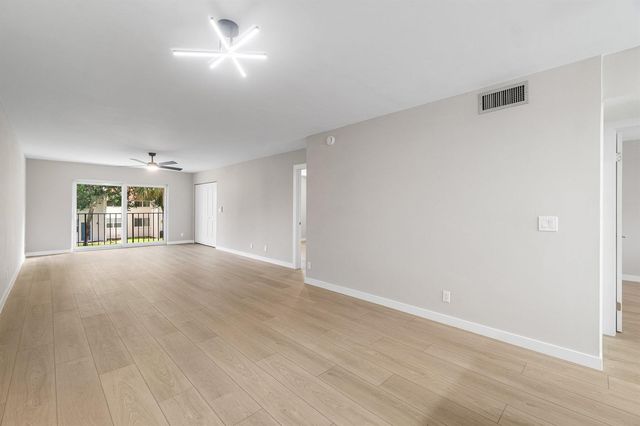 2905 SW 22nd Avenue 202, Delray Beach, FL 33445