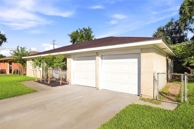 211 Estelle Circle, Texas City, TX 77591