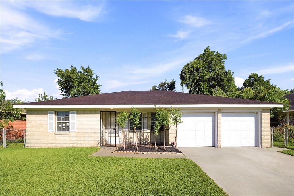211 Estelle Circle, Texas City, TX 77591
