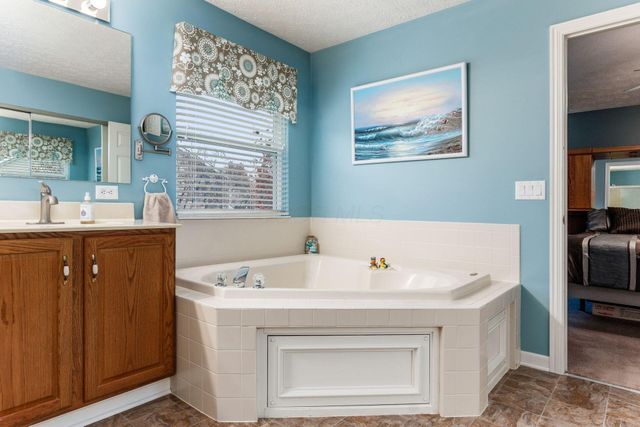 6553 Weston Circle E, Dublin, OH 43016