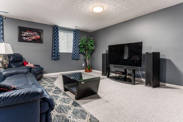 6553 Weston Circle E, Dublin, OH 43016