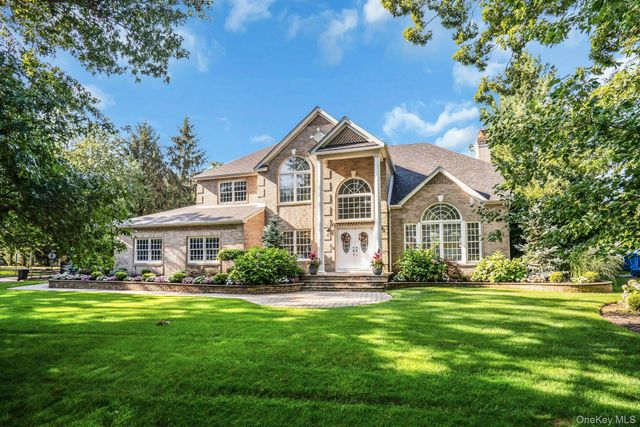 1 Weeping Cherry Lane, Commack, NY 11725