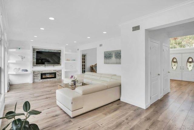 1 Weeping Cherry Lane, Commack, NY 11725