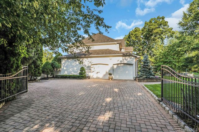 1 Weeping Cherry Lane, Commack, NY 11725