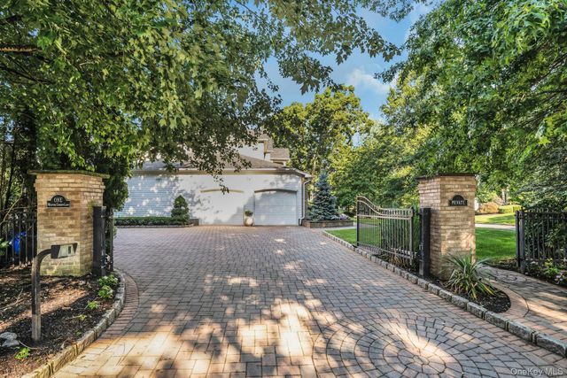 1 Weeping Cherry Lane, Commack, NY 11725