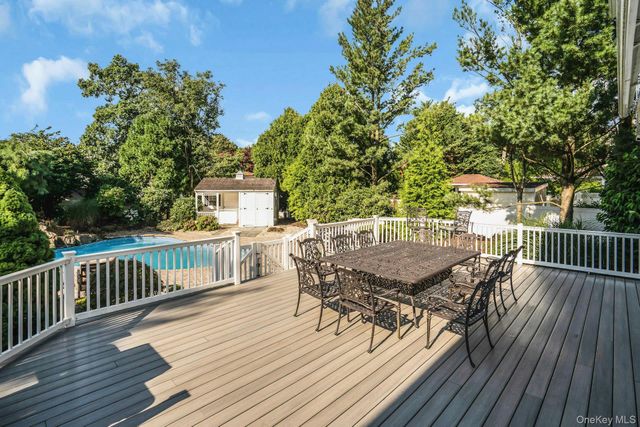1 Weeping Cherry Lane, Commack, NY 11725