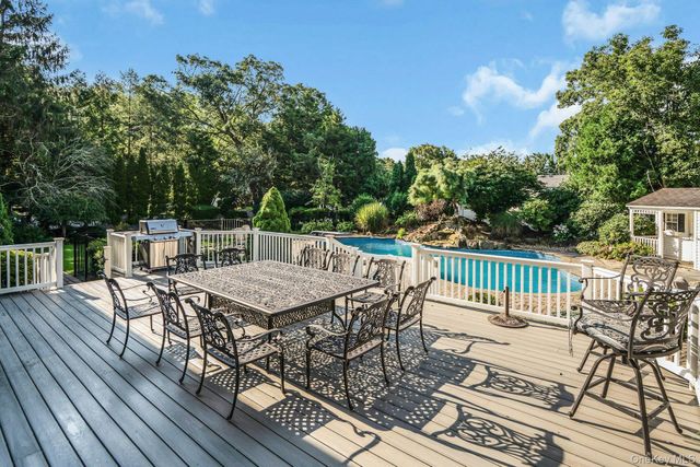 1 Weeping Cherry Lane, Commack, NY 11725