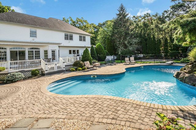 1 Weeping Cherry Lane, Commack, NY 11725