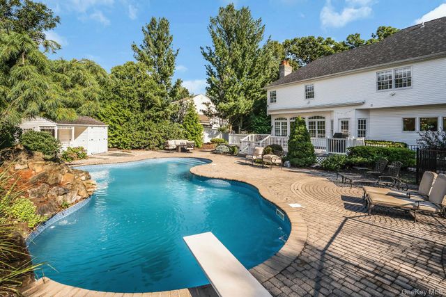 1 Weeping Cherry Lane, Commack, NY 11725