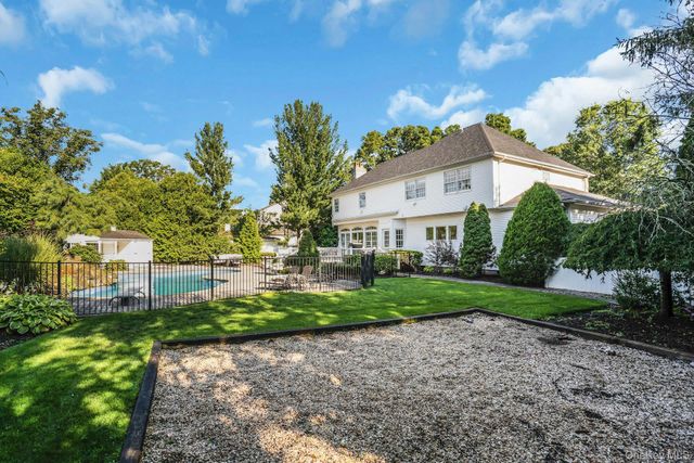 1 Weeping Cherry Lane, Commack, NY 11725