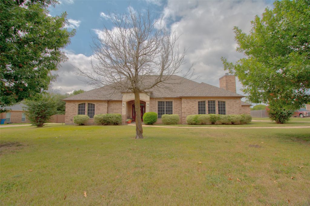 1921 Willow Bend Drive, Oak Leaf, TX 75154