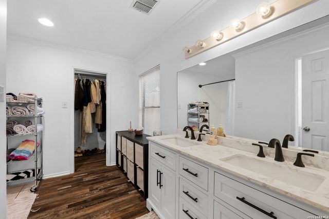 17041 Vista Bluff Dr, San Antonio, TX 78247