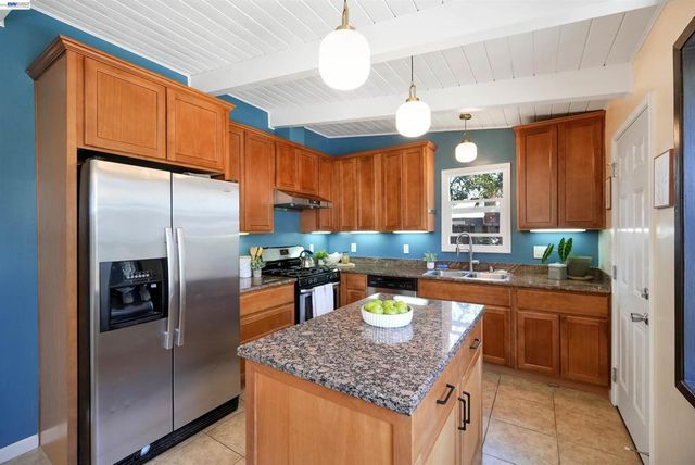 430 Dutchess Ln, Hayward, CA 94544