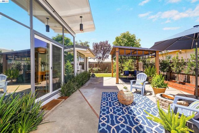 430 Dutchess Ln, Hayward, CA 94544