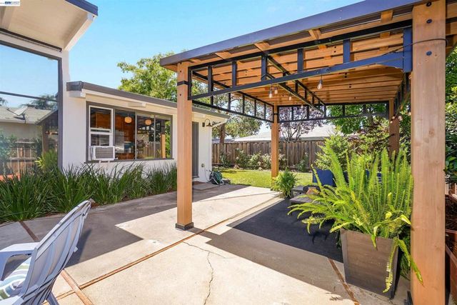430 Dutchess Ln, Hayward, CA 94544
