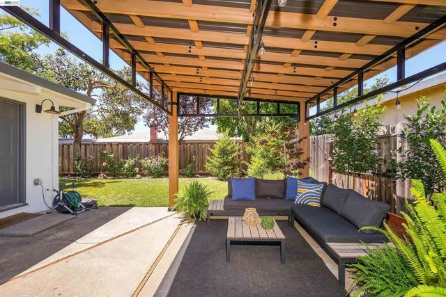 430 Dutchess Ln, Hayward, CA 94544