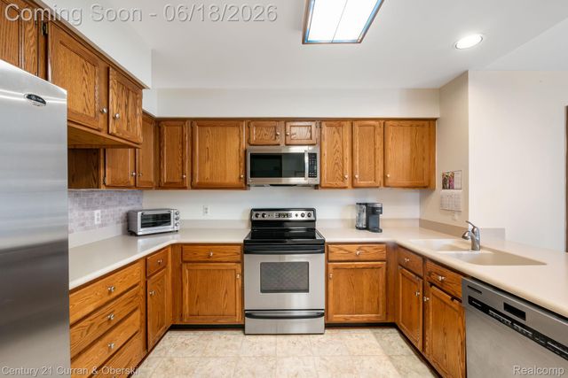 37600 N Laurel Park Drive, Livonia, MI 48152