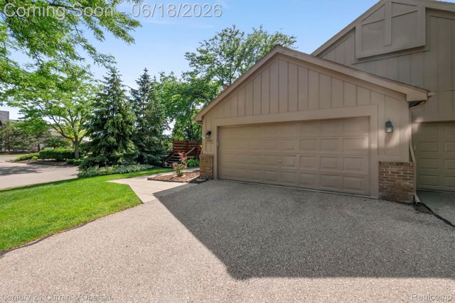 37600 N Laurel Park Drive, Livonia, MI 48152