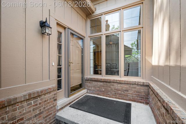 37600 N Laurel Park Drive, Livonia, MI 48152