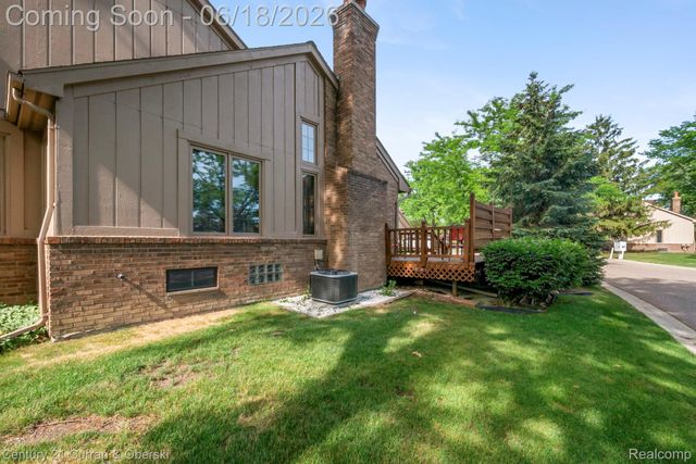 37600 N Laurel Park Drive, Livonia, MI 48152