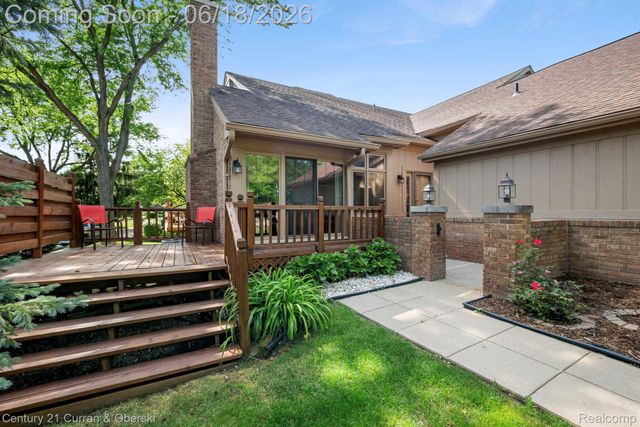 37600 N Laurel Park Drive, Livonia, MI 48152