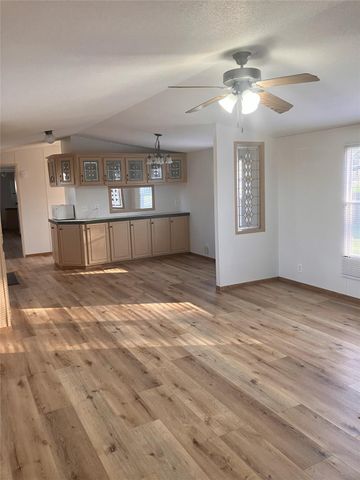 509 E Glenn Street, Bellville, TX 77418