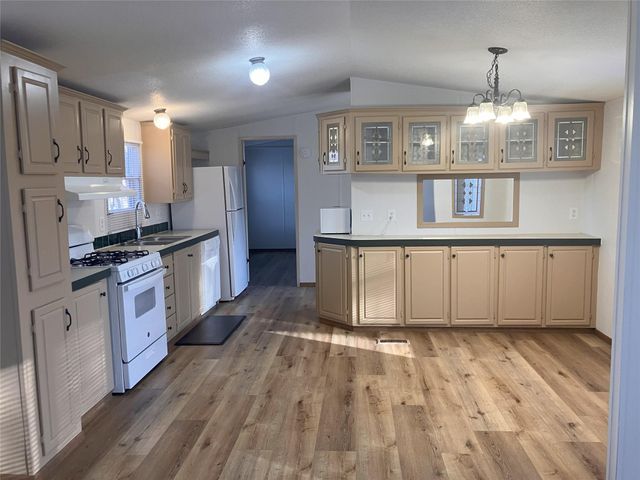 509 E Glenn Street, Bellville, TX 77418