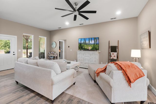 16210 Crossing Circle, Lindale, TX 75771