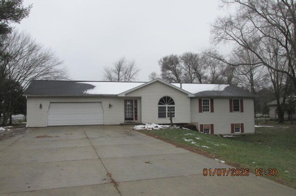 676 N 10th Street, Plainwell, MI 49080