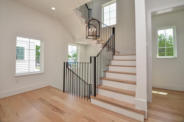 204 Burr Street G, Houston, TX 77011