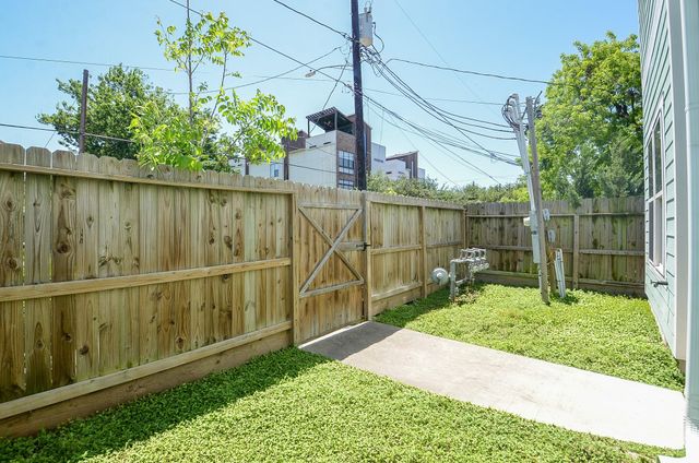 204 Burr Street G, Houston, TX 77011
