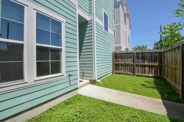 204 Burr Street G, Houston, TX 77011