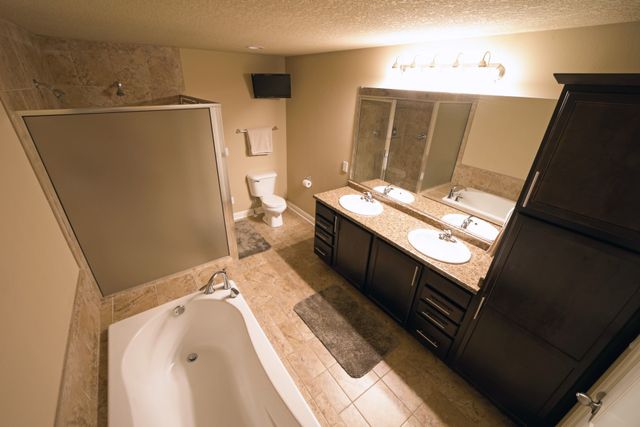 8530 Parkside Circle, West Des Moines, IA 50266