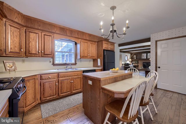 1800 N EDEN RD, Lancaster, PA 17601