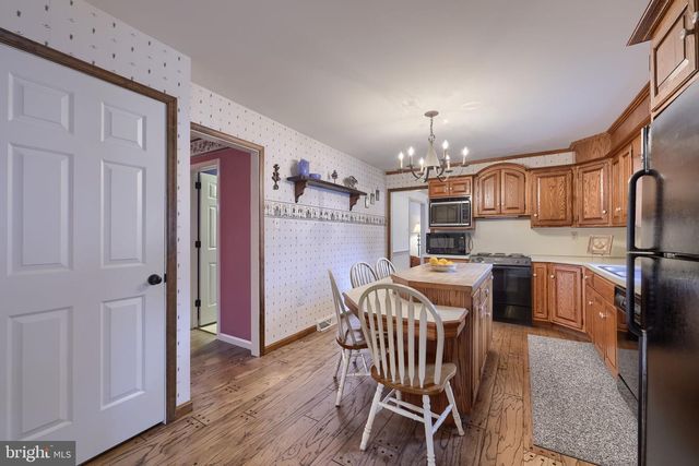 1800 N EDEN RD, Lancaster, PA 17601