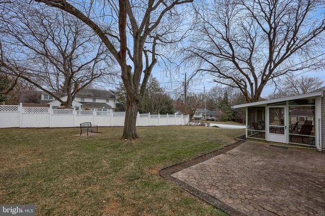 1800 N EDEN RD, Lancaster, PA 17601