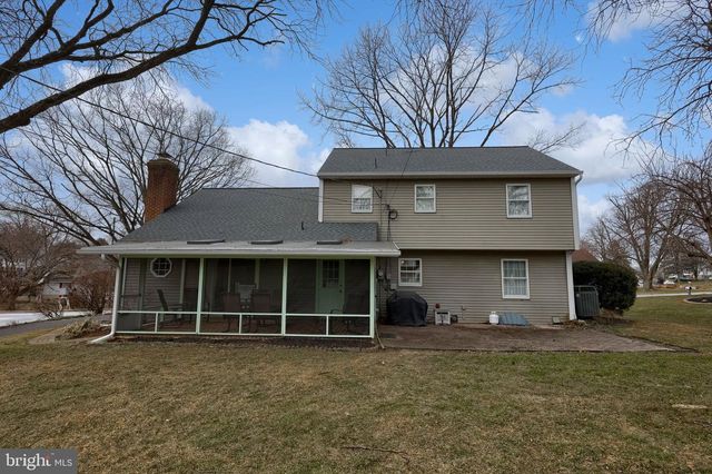 1800 N EDEN RD, Lancaster, PA 17601