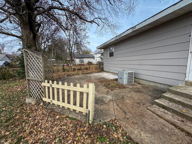 1107 S Weaver Avenue, Springfield, MO 65807