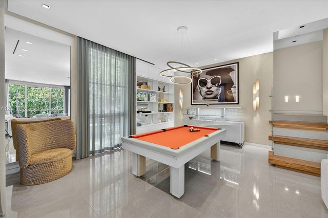 625 Curtiswood Dr, Key Biscayne, FL 33149