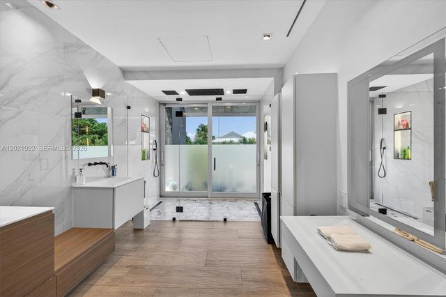 625 Curtiswood Dr, Key Biscayne, FL 33149