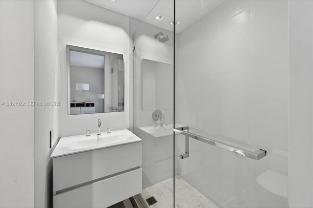 625 Curtiswood Dr, Key Biscayne, FL 33149