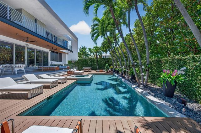 625 Curtiswood Dr, Key Biscayne, FL 33149