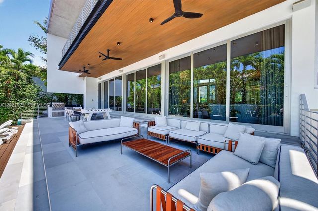 625 Curtiswood Dr, Key Biscayne, FL 33149
