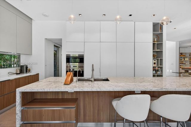 625 Curtiswood Dr, Key Biscayne, FL 33149
