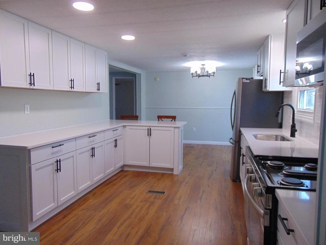 28 SKYLINE DR, Sicklerville, NJ 08081