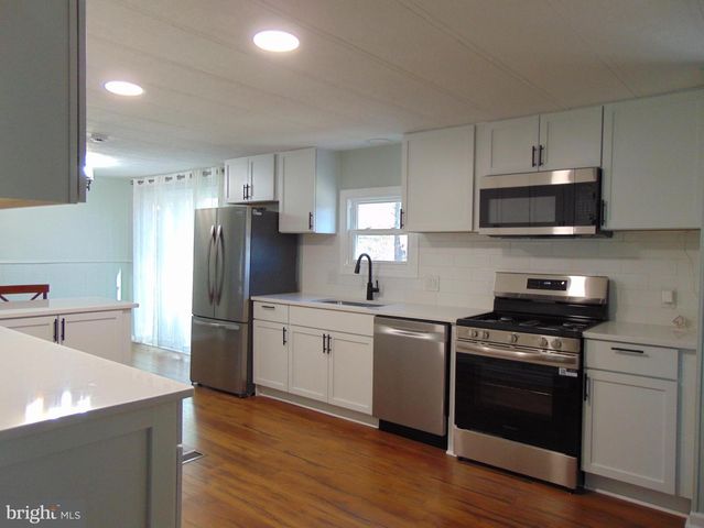 28 SKYLINE DR, Sicklerville, NJ 08081