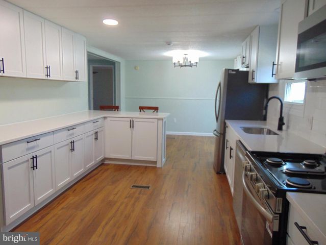 28 SKYLINE DR, Sicklerville, NJ 08081