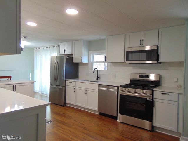 28 SKYLINE DR, Sicklerville, NJ 08081