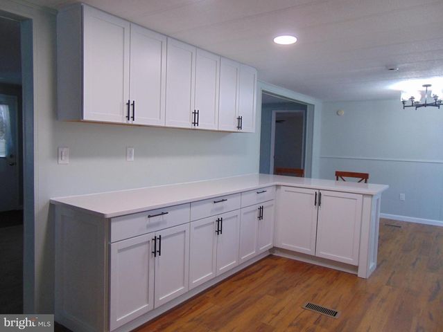 28 SKYLINE DR, Sicklerville, NJ 08081